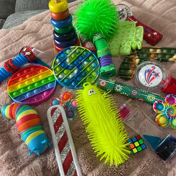 LOT OF FIDGET/STRESS/SENSORY MISC TOYS - Picture 1 of 9